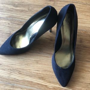 Black heels with gold tip on the heel. Size 37 / 7